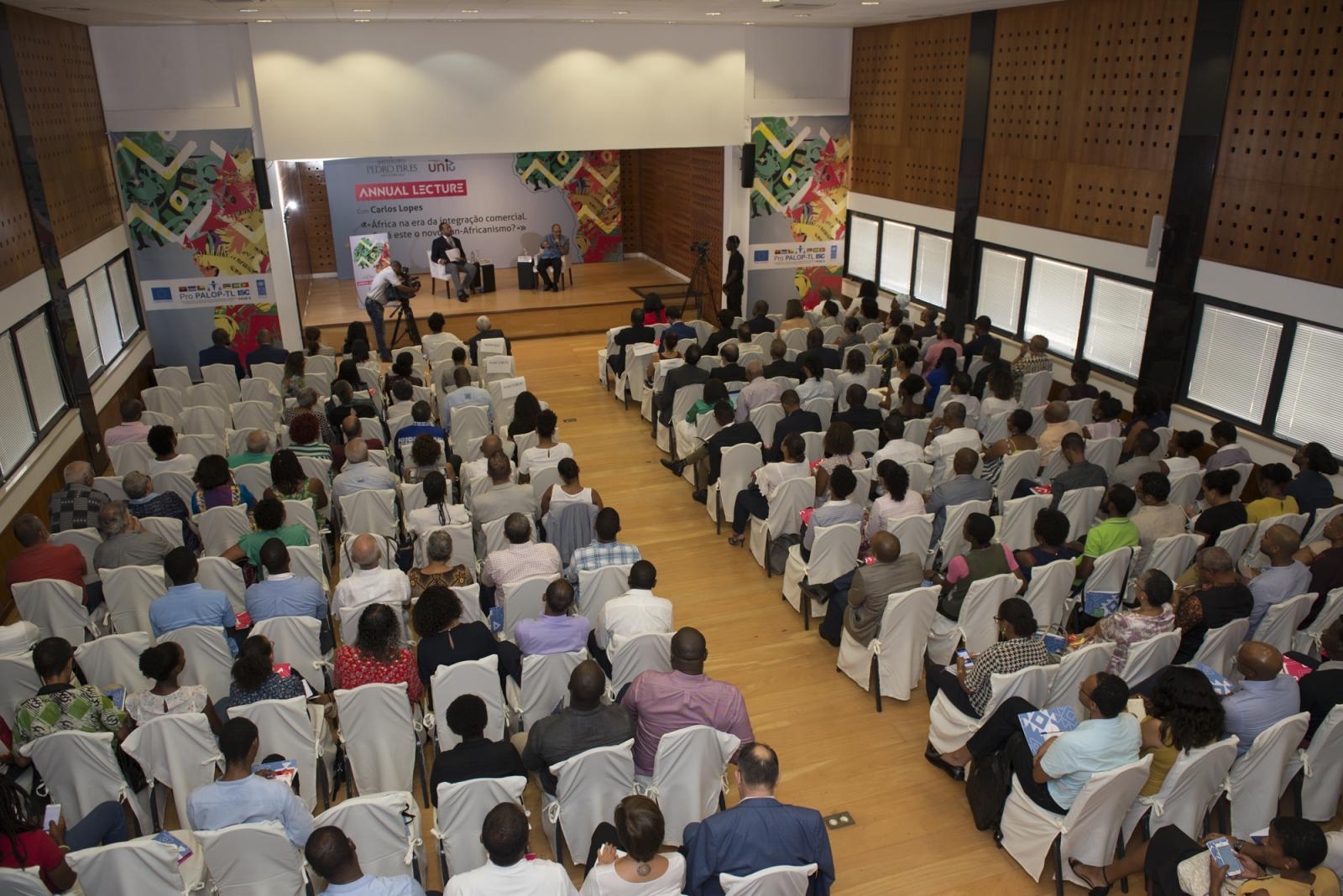 Professor Carlos Lopes em Cabo Verde